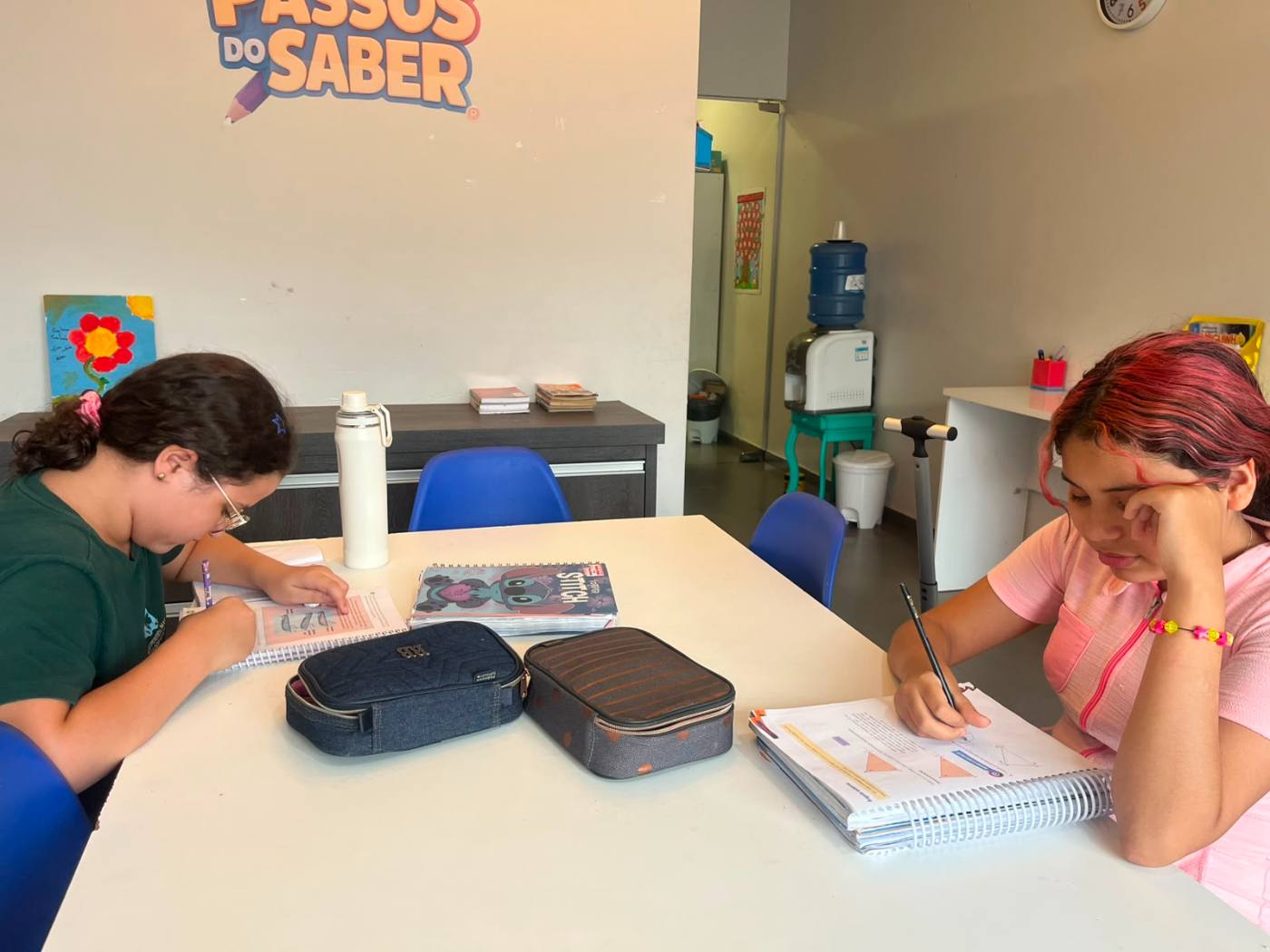 Alunas estudando na unidade do Passos do Saber