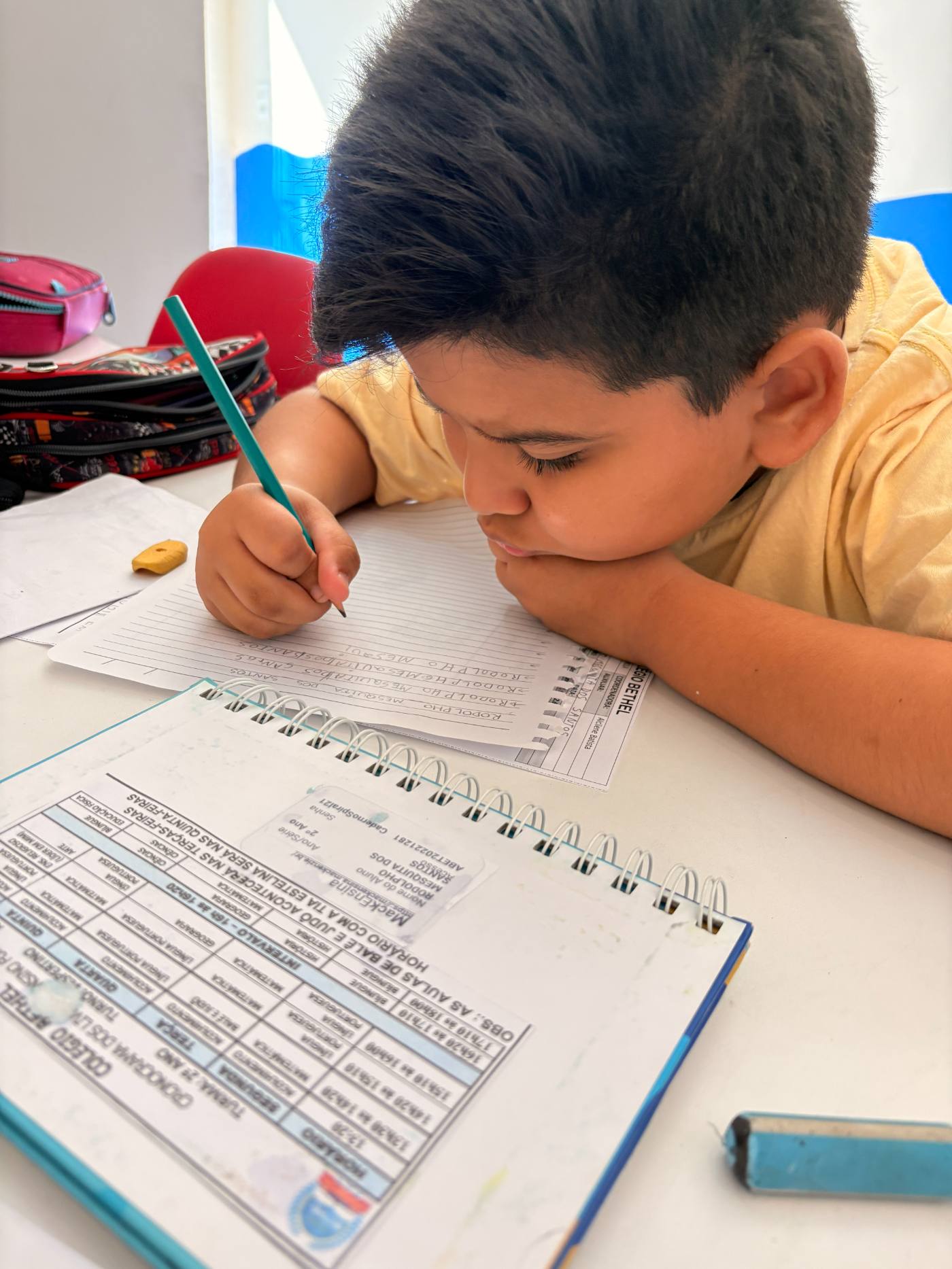 Aluno fazendo a atividade da escola