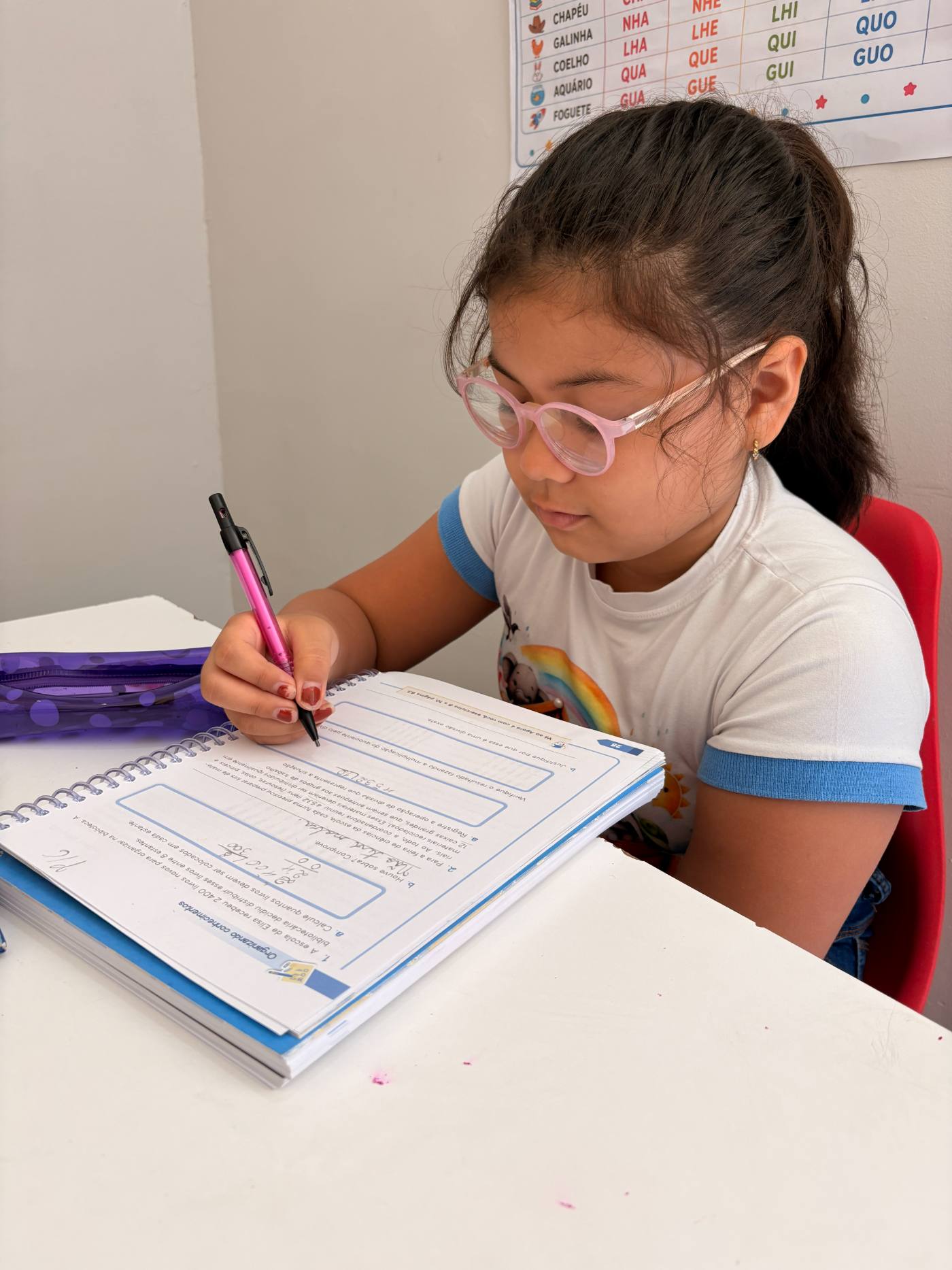 Aluna revisando o caderno para a prova