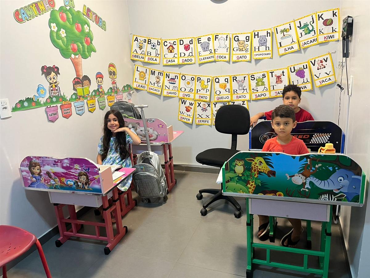 Alunos estudando